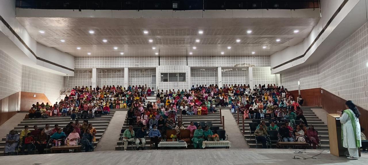 Guest lecture to a full auditorium
